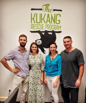 Veronika Macková Instagram - 🧳Cesta za Záchranným programem 
👉 @kukang_program 
a jeho projektem 
👉 @kukang_coffee proběhla společně s báječnou a šikovnou @vikimixprague 🤗.

🌳Po x hodinách divoké cesty jsme se dostaly do malé vesnice, která se zdá být snad na konci světa. A tam žijí oni. Outloni💕

❗️Pro svoji roztomilost, která se rozprskla po internetu, se stali terčem černého obchodu. Počty outloňů začaly rapidně klesat kvůli lidské potřebě mít se vším fotku nebo si vše ochočit❗️

🙏A proto vznikl program @kukang_program , aby ti drobečci nezmizeli ze světa. 
🙏A skutečně.. během mé noční návštěvy lesa jsem jich zahlédla hned několik. 🤗

10 let úsilí @frantisek.pribrsky , @lcizmarova_conservationstories a dalších .. přináší výsledky. Díky zaměstnávání bývalých pytláků, kteří se stali rangery a ochránci, díky vzdělávání místních a spolupráci farmářů s ochranáři se daří chránit nejen outloně, ale také luskony a další.. 👏🏻

❤️A taky jako ambasadorka projektu @kukang_coffee hlásím, že jsem byla na místě odkud káva, která chrání přírodu, pochází a tím pro mne získala ještě lepší šmak 🤗💕

P.S. Poslední fotka ukazuje, že má @cermakhynek své fanoušky i v Indonésii 🤣