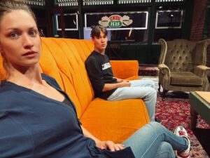 Veronika Macková Instagram - Jelikož ještě není konec roku, dovolila jsem si na cestě, za zvuku chroptících hrochů, vyštrachat ještě pár z těch cest, 

na kterých taky nesměj chybět správňáci❤️ 

#hlavnelegranda #cestapoznani #prosteproto