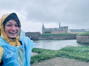 Veronika Macková Instagram - Jelikož ještě není konec roku, dovolila jsem si na cestě, za zvuku chroptících hrochů, vyštrachat ještě pár z těch cest, 

na kterých taky nesměj chybět správňáci❤️ 

#hlavnelegranda #cestapoznani #prosteproto