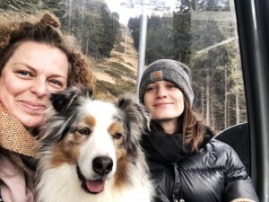 Veronika Macková Instagram - Jelikož ještě není konec roku, dovolila jsem si na cestě, za zvuku chroptících hrochů, vyštrachat ještě pár z těch cest, 

na kterých taky nesměj chybět správňáci❤️ 

#hlavnelegranda #cestapoznani #prosteproto