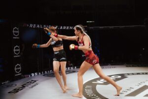Veronika Zajícová Instagram - Moje zatím nejrychlejší vítězství v mma🥊
@realfight.arena 
•
•
•
•
#rfa #win #mma #profighter #fighter #tko #opava #fight ##mach #24s #happy