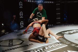 Veronika Zajícová Instagram - Moje zatím nejrychlejší vítězství v mma🥊
@realfight.arena 
•
•
•
•
#rfa #win #mma #profighter #fighter #tko #opava #fight ##mach #24s #happy