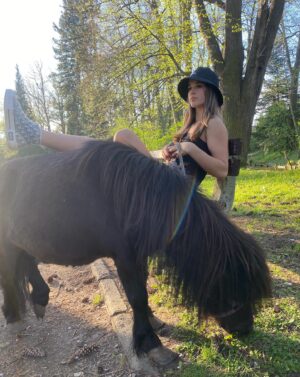 Veronika Zajícová Instagram - Můj větší pejsek😁
•
•
•
•
#horse #ponny #bigdog #littleponny #babe #hot #sunny #sunday #park #holiday #krnov #love #zajicovafighter #zajda #