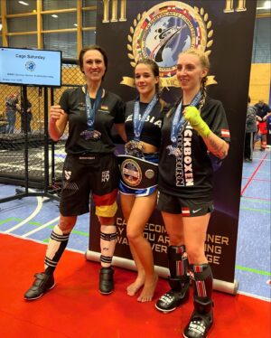 Veronika Zajícová Instagram - 16.3 @wmacworld Německo🇩🇪
 Zápasila jsem asi v  15 kategoriich cca v 20 zápasech. Z toho asi 3 zápasy jsem měla ve váze do 55kg pak jsem zápasila ve váze do 60 do 65 a napsali mě i do 70 ale to byl hardcord😂 .  Zápasila jsem s mistryněmi světa i Evropy. 
Byla to skvělá zkušenost, spousta medailí a první místo celého turnaje wmac. 🥇
•
Děkuji organizátorům @wmacworld za krásný turnaj a všem trenérům za přípravu @ofa_ba @iljaskondric 
Také všem sponzorům a všem mým fakouškům🩷
•
•
•
•
#fighter #mma #fight #kickboxing #wmac #fights #firstplace🥇 #fighting #german #happy #heavyweight