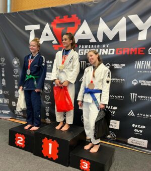 Veronika Zajícová Instagram - Poprvé na @tatamy_bjj a hned první a druhé místo😁
Navážila jsem najezená 53kg, nogi jsem šla ve váze do 55kg a gi jsem šla ve váze do 60kg. 
Už se těším na další zápasy💪🏼
•
•
•
•
#bjj #tatamy #nogi #kimono #jiujitsu #jiujitsulifestyle #jiujitsubrasil #match #mmafighter
