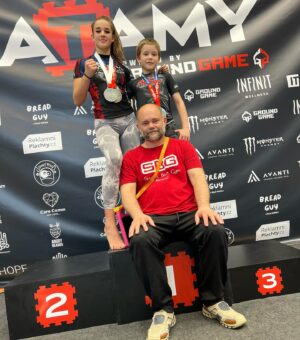 Veronika Zajícová Instagram - Poprvé na @tatamy_bjj a hned první a druhé místo😁
Navážila jsem najezená 53kg, nogi jsem šla ve váze do 55kg a gi jsem šla ve váze do 60kg. 
Už se těším na další zápasy💪🏼
•
•
•
•
#bjj #tatamy #nogi #kimono #jiujitsu #jiujitsulifestyle #jiujitsubrasil #match #mmafighter