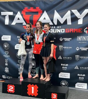 Veronika Zajícová Instagram - Poprvé na @tatamy_bjj a hned první a druhé místo😁
Navážila jsem najezená 53kg, nogi jsem šla ve váze do 55kg a gi jsem šla ve váze do 60kg. 
Už se těším na další zápasy💪🏼
•
•
•
•
#bjj #tatamy #nogi #kimono #jiujitsu #jiujitsulifestyle #jiujitsubrasil #match #mmafighter