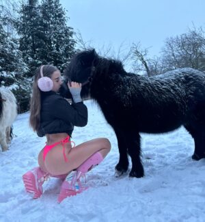 Veronika Zajícová Instagram - ❄️
Kdo má taky raději léto?? 😄🙄☀️
•
•
•
•
•
#cold #snow #snowass #bikiny #needwarm #horse #hot ##white #pink #babe #krnov #2024firstphoto #