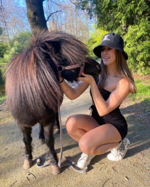 Veronika Zajícová Instagram - Můj větší pejsek😁
•
•
•
•
#horse #ponny #bigdog #littleponny #babe #hot #sunny #sunday #park #holiday #krnov #love #zajicovafighter #zajda #