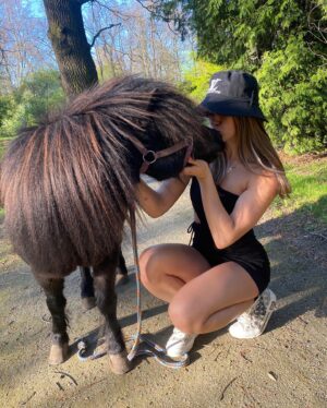 Veronika Zajícová Instagram - Můj větší pejsek😁
•
•
•
•
#horse #ponny #bigdog #littleponny #babe #hot #sunny #sunday #park #holiday #krnov #love #zajicovafighter #zajda #