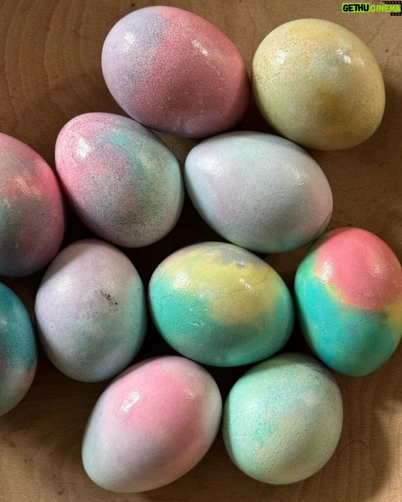 Veronika Arichteva Instagram - Zcela objektivně to nejsou ty nejhezčí vajca, co jsem viděla, ty jsem viděla loni. Ale nestravila sem s tim celej den a ještě zabavila děti. Já si tleskám. #easter #velikonocnipatlani