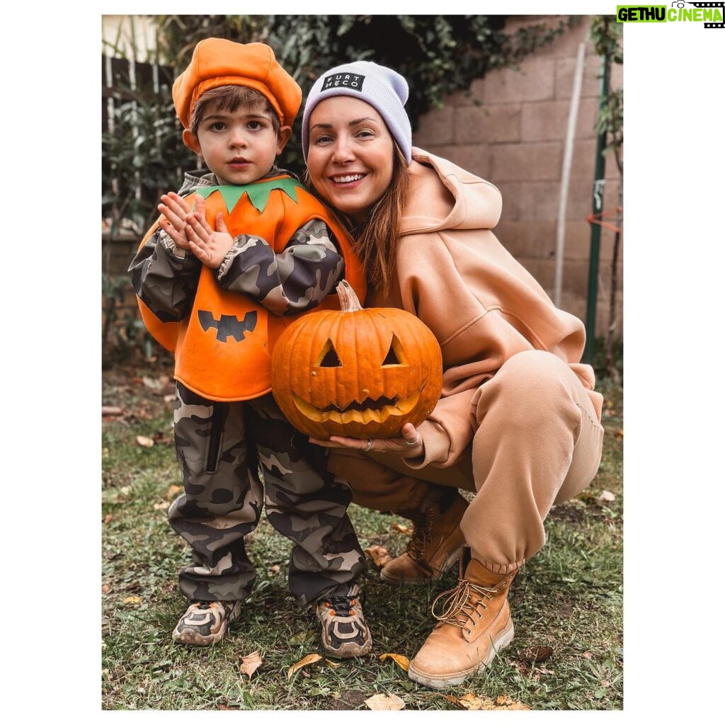 Veronika Arichteva Instagram - Jsem vyrobila. Obě. Home made. Šetrný k životnímu prostředí, bio produkce, s certifikací, jedna s přidaným cukrem. A na Dušičky budem vzpomínat a mávat prababičkám, pradědečkům a dědečkovi Atanasovi. 🧡