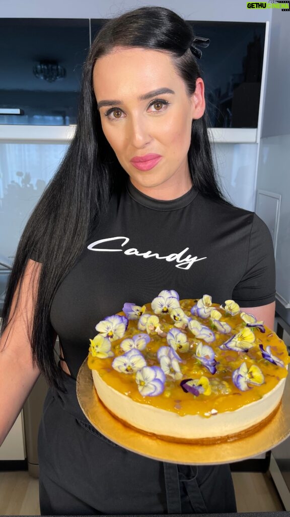 Veronika Danišová Instagram - Tento letný Baileys cheesecake budeš milovať! Každý kto ho skúsil, chcel okamžite recept, tak tu teda je👇🏻❤️ Korpus: 200g keksov (ja som použila lotus) 50g rozpusteného masla Náplň: 250ml Baileys original 200g kešu (natural, namočené cez noc vo vode) 400g kérmový syr napr. Philadelphia 60g plnotučný jogurt (grécky) 90ml javorový sirup 70g kakaové maslo 4 plátky želatiny (ja som použila dr.oetker) 50g krupicový cukor 1 čl vanilkovej pasty Zdobenie: 250g mango maracuja džem 4ks čerstvá maracuja Jedlé kvety Formu na pečenie o priemere 21 cm vystelieme pečiacim papierom, dno a taktiež aj boky. Aby sa vám papier neodlepoval, zľahka premažte formu maslom alebo olejom, papier sa tak jednoduhšie prilepí. Rozmixujeme keksy najemno a spojíme ich s roztopeným maslom. Zmes silno zatlačíme po celom spodku formy, a potom ju vložíme do chladničky na cca 30min. Želatinu vložíme do studenej vody. Namočené kešu rozmixujeme na pastu. V rendlíku jemne rozohrejeme Baileys original a pridáme k nemu povolenú želatinu. Miešame a okamžite ku zmesy pridávam javorový sirup, celú hmotu ihneď prelievam ku kešu paste a ihneď mixujeme dohladka. Roztopíme si kakaové maslo a to taktiež prilejeme do kešu zmesy, zas vymixujeme do hladka. Do jemne zchladnutej kešu zmesy pridáme philadelphiu, jogurt, vanilkovú pastu, cukor. Opäť vymixujeme dohladka ale už iba na malých otáčkách, pár sekúnd. Všetko to nalejeme do vychladenej formy s keksovým dnom. Necháme poriadne zachladiť cez noc (10-12 hodín). Následne na to zdobíme podľa preferencie, ja som zvolila maracujový džem, čerstvú maracuju a fialky. Aaby som nezabudla, ďaľší TOP recept nájdete aj na profile @chefkamu, ktorá z @baileys_czech vyčarovala zmrzlinu, bez zmrzlinovača! Dá sa to vôbec? Ja ju vyskúšam určite👏🏻❣️ #PecemeSBaileys #Baileysirishcream #Baileys_czech #Baileysdeliciouslylight #nebesky #pitezodpovedne od 18 rokov 🔞