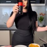 Veronika Danišová Instagram - ❤️‍🔥❤️‍🔥Toto je takzvaná 20 minutovka!❤️‍🔥❤️‍🔥Tak podťe do toho so mnou😜 btw cheddarová omáčka je skvelá aj k nachos a skvele sa hodí k vychladenej Coca-Cola😌 500g kuracích pŕs 150g panko strúhanky 100g hladkej múky 2 vajcia Soľ Olej na smaženie Omáčka 250-300 ml mlieka 40g masla 40g hladkej múky 200g cheddaru Soľ Prsia nakrájame na tučné nudle a pripravíme ich v trojobale, vajíčko poriadne osolíme. Následne ich smažíme v rozpálenom oleji cca 5 minút do zlata. Pripravíme si omáčku, rozpustíme maslo, na ňom opečieme múku a pri neustálom miešaní prilievame mlieko aby sme nemali žiadne hrudky. Následne pridávame nastrúhaný cheddar, osolíme a podávame. Omáčka chutí najlepšie horúca a podľa preferencie do nej pridajte chilli alebo muškátový oriešok.  #receptnakuzlo #receipeformagic #cocacolaczsk