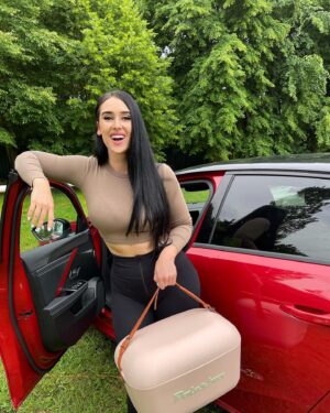 Veronika Danišová Instagram - Na každý festival s mojou povestnou chladničkou a Astrou, ktorá mi uľahčuje presuny❤️ Posledné dni mám skvelú náladu asi aj preto, že už ma čaká len 55 dní nosenia rovnátek 🦷 a máme len 37 dní do dovolenky🏖️ Odpočítavate dni do niečoho vysneného tiež?😁🤣❤️ #nebesky #Besky #pecemenebesky @opel_cz
