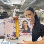Veronika Danišová Instagram - Po roku tu stojím zas, s tým istým teamom, len o niečo sladšie. Pečeme nebesky je moja druhá, vysnívaná kniha. Tvorila sa pomaly a konštantne, jeden celý rok. Je vo mne toľko vďaky a pokory pred celým projektom, že to slová nemajú ako obsiahnuť. Dôležitý bude pocit, keď ju chytíte do rúk a vstúpite do sladkého sveta, ktorým vás prevediem od najjednoduchších múčnikov až po DORTY a Masterclass🎂😍 #pecemenebesky #nebesky #kniha #sevruga #masterclass #dorty #dort