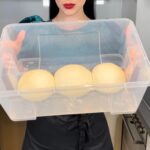Veronika Danišová Instagram - 🍕Moja prvá PIZZA MARGHERITA🍕   Toto bola moja prvá domáca pizza v živote a bol to pre mňa absolútny #magicmoment Zistenie, že sa to dá no a hlavne to, že celá rodina bola z chuti nadšená. V spojení s Coca-Cola, čo viac?   🍕Množstvo na cesto (v recepte nižšie👇🏻) je rozpočítané tak aby vám z toho vyšli 3 stredné pizzy, verte mi, človeka to chytí a každý člen rodiny si zrazu bude chcieť pripraviť tú svoju. Skvelé je, že keď raz máte nahriatu rúru, tak to ide už ako na páse!😍🍕 #spoluprace @cocacolaczsk #cocacolaczsk #realmagic #CokeAndMeals #recipeformagic   Cesto:  500g hladká múka (TIP “00”, protein min.13%) 2g sušené droždie 300ml voda 15g soľ Semolina - na podsypanie   Vrch: sugo, čerstvá bazalka, olivový olej a mozzarella   V mise spojíme vodu a droždie, voda by nemala byť teplá, stačí aby mala okolo 15 stupňov. Do tejto zmesy začneme pomaly sypať a prevzdušňovať múku tz.spracovávame celý základ rukami. Nakoniec nasypeme do zmesy soľ a všetko dáme do robotu na hák a začneme miešať na malé otáčky. Ak nemáte robota pokračujte ručne, cesto musí byť elastické, nelepivé, hladké a pre kontrolu by malo mať cca 23 stupňov vo vnútri. V tom bode ho vybereme a nechávame prikryté mokrou utierkou (aby neoschlo) kysnúť na 2,5 hodiny. Po uplynutí času ho jemne posypeme múkou a rozdelíme na 3 časti. Každú časť poriadne prepracujem a vytvorím guličku, ktorú dáme kysnúť do uzatvárateľnej nádoby. Guličky zväčšia objem tz. že by ste mali mať dostatočne veľkú nádobu aby sa nezačali pri kysnutí spájať, nechávame odležať 2,5 hodiny. Po poslednom odležaní cesta začínam predohrievať rúru, zapnite ju najviac ako sa dá, moja vytiahla 250 stupňov. V rúre nechajte nahrievať obrátený plech. Pečiaci papier nepoužívame aby sme neizolovali teplo z pekáča a aby bol spodok dobre prepečný. Začneme naťahovať cesto, začneme do neho jemne zachádzať prstami a potom ho strečujeme. Toto zopakujeme cca 3 krát. Na drevené prkno nasypeme semolinu a položíme naň cesto. Začneme ukladať sugo, bazalku, mozzarellu a všetko jemne zalejem olivovým olejom. Pripravenú pizzu okamžite zosuniem z prkna na rozohriaty plech v rúre a pečiem cca 15 minút. Nakrájame a papáme🤤