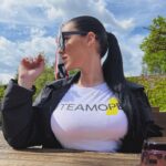 Veronika Danišová Instagram - Už je to skoro rok čo mám po boku silného partnera akým je @opel_cz a môžem tak plniť svoje každodenné povinnosti s ľahkosťou. Opel Astra ma každý deň bezpečne presúva do roboty, presťahovala ma, robí mi radosť a hlavne je to hybrid - čiže tichá zlatá kráska čo zaparkuje na modrej s prehľadom❤️ ďakujem celému teamu @opel_cz za váš prístup a všetko okolo❤️ #nebesky #opel #opelcz #spoluprace #teamopel #Astra