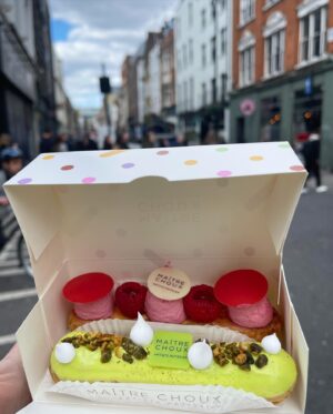 Veronika Danišová Instagram - London #photodump🍴
Moje mini tipy na jedlo: 
@neat.burger 100% vegan burgers 
@sketchlondon top dizajn, téma   🍴
@philippe_conticini_uk viral supreme croissant
@japancentre mochi   sushi   wagyu
@maitrechoux worldwide known éclairs 
@popsfishnchips tradičný fish n chips