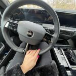 Veronika Danišová Instagram - Už je to skoro rok čo mám po boku silného partnera akým je @opel_cz a môžem tak plniť svoje každodenné povinnosti s ľahkosťou. Opel Astra ma každý deň bezpečne presúva do roboty, presťahovala ma, robí mi radosť a hlavne je to hybrid - čiže tichá zlatá kráska čo zaparkuje na modrej s prehľadom❤️ ďakujem celému teamu @opel_cz za váš prístup a všetko okolo❤️ #nebesky #opel #opelcz #spoluprace #teamopel #Astra