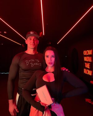 Veronika Danišová Instagram - Pred pár týždňami sme si venovali balíček 360 ako vzájomný darček. Na výsledky sme sa veľmi tešili a boli sme zvedaví akú pridanú hodnotu to celé bude mať pre náš budúci život🤩
 
Celý proces a odber bol rýchly. Finálne výsledky nám prišli do aplikácie, kde je celý zoznam s vysvetleniami a tipmi. Obaja sme primárne chceli vedieť viac ohľadom nastavenia tréningu a výživy.  
Besky: Histaminová intolerancia, bola vec ktorá ma pri genetickom testovaní celkom prekvapila. Podľa výsledkov mám zvýšené riziko vzniku neznášanlivosti k histaminu. Je to skvelé vedieť, pretože túto skutočnosť viem ovplyvniť obmedzením potravin, ktoré histamin obsahujú. Čo bude asi trochu náročné kedže to je aj čokoláda🙈😁 Ďaľšia z mnohých zaujímavých info bol ochranný účinok zinku, čo znamená, že podľa výsledku mojej DNA, viem, že moje telo vie dobre využiť zinok a pomáha mi znižovať riziko vysokého cukru v krvi🥳

Adam: Tím, že sportuji jsem chtěl získat víc informací o sportovním metabolismu. Třeba, jak fyzická aktivita ovlivňuje mé celkové metabolické funkce, například složení krevních tuků a hmotnost. Chtěl jsem pochopit, jak moje fyzická aktivita může pozitivně ovlivnit mé tělo. Super bylo zjistit, že mám predispozice pro silovou svalovou činnost. To znamená, že mé tělo má větší schopnost tréninkem rychleji budovat svalstvo. A co víc, moje tělo se také rychle regeneruje, což může být velkým plusem při intenzivním cvičení🥊
 
Ak by ste sa rozhodli pre takýto originálny darček🎄máme kód BESKY20 na dodatočne testy zcela zdarma (DNA test – kofein, DNA test - Alkohol a DNA test - vnímanie chuti) v hodnote 2 100 Kč.

#chromozoomcz #mujdnatest #spoluprace