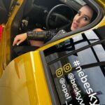 Veronika Danišová Instagram - Už je to skoro rok čo mám po boku silného partnera akým je @opel_cz a môžem tak plniť svoje každodenné povinnosti s ľahkosťou. Opel Astra ma každý deň bezpečne presúva do roboty, presťahovala ma, robí mi radosť a hlavne je to hybrid - čiže tichá zlatá kráska čo zaparkuje na modrej s prehľadom❤️ ďakujem celému teamu @opel_cz za váš prístup a všetko okolo❤️ #nebesky #opel #opelcz #spoluprace #teamopel #Astra