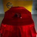 Veronika Danišová Instagram - Už je to skoro rok čo mám po boku silného partnera akým je @opel_cz a môžem tak plniť svoje každodenné povinnosti s ľahkosťou. Opel Astra ma každý deň bezpečne presúva do roboty, presťahovala ma, robí mi radosť a hlavne je to hybrid - čiže tichá zlatá kráska čo zaparkuje na modrej s prehľadom❤️ ďakujem celému teamu @opel_cz za váš prístup a všetko okolo❤️ #nebesky #opel #opelcz #spoluprace #teamopel #Astra