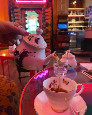 Veronika Danišová Instagram - London #photodump🍴
Moje mini tipy na jedlo: 
@neat.burger 100% vegan burgers 
@sketchlondon top dizajn, téma   🍴
@philippe_conticini_uk viral supreme croissant
@japancentre mochi   sushi   wagyu
@maitrechoux worldwide known éclairs 
@popsfishnchips tradičný fish n chips