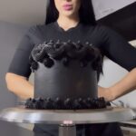 Veronika Danišová Instagram - 🎂Ako na čierny OBMAZOVÝ krém??🎂👇🏻👇🏻👇🏻 Poďme sa o ňom trochu porozprávať. Aj vám sa určite stalo, že čierna farba nefarbí na čierno a je vždy šedá😡 Je tu jeden trik, ktorý funguje na zintenzívnenie farby, bavíme sa konkrétne o bílkovo máslovom kréme (anglicky swiss meringue buttercream, ďalej len SMBC) pri iných krémoch trik funguje trochu inak🧐 Všeobecné tipy na ČIERNY povrch dortu: ⭐️Ak farbím krém, vždy odporúčam používať gélové farby, najlepšie na olejovej báze ⭐️Na videu síce začínam s bielym SMBC ale odporúčam začať s čokoládovým, je to rýchlejšie ⭐️Farbiť menšie porcie krému ⭐️Pri povrchu ako je ganache z tmavej čokolády je farbenie o to jednoduchšie a veľa krát postačí vysokopercentná čokoláda a dobré farbivo ⭐️ Existujú rôzne povrchy ako napr. velour alebo modelovacie hmoty, ktoré sa už kupujú čierne ⭐️ Farbivá sa dajú používať aj prírodné, sépiové farbivo, čierne kakao, čierne uhlie, no majú aj svoju špecifickú chuť, ktorú v kréme zanechajú Recept Základný SMBC 150g cukor krupice 120g psterizované bielka 240g masla v pokojovej teplote (Chuťový doplnok podľa preferencie, ja dávam vanilkový extrakt 1/2 čl) Pripavíme meringue: miešame cukor s bielkami nad vodní lázní do rozpustenia cukru, pozor len jemné zahriatie (max. 40stupňov), ihneď to dáme do robotu vyšľahať na maximum do ostrých špičiek (cca 6 min) Potom do meringue zašlahám na maximum a naraz maslo v pokojovej teplote pokrájané na kocky. Šľahám na maxime cca 3 min do úplného spojenia, potom vypnem, vymením nádstavec za pretínačku a nechám na malom výkone dohladiť cca 4 minuty. Pridám vanilku. Potom celý krém ofarbím čiernou, vznikne šedá. Odoberem časť ofarbeného krém a !JEMNE! za stáleho miešania ho zahrejem nad vodnou lázní. POZOR nie do úplneho !!rozpustenia!! a stále miešam, je to otázka pár sekúnd. Potom zintenzívnený krém pridám k zbytku SMBC a nechám na pretínačke spojiť. Poprípade pridám ešte ďaľšiu porciu gélového farbiva. Nanesiem na dort a je to! V chladničke farba ešte jemne ztmavne😊 Na koniec len pripomeniem, že čierny krém pri konzumácií veľmi farbí pusu a všetko okolo, tak na to myslite😉 #pecemenebesky #nebesky #smbc