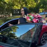 Veronika Danišová Instagram - Dnešné nečakané, ešte narodeninové, prekvapenie od @opel_cz 🎁🌹🍾 Dojalo, potešilo! Po skúšaní MOKKA mám naspäť moju čerevenú ASTRA❤️ je to už proste láska😉🤫 #nebesky #30 #spolupraca