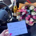 Veronika Danišová Instagram - Dnešné nečakané, ešte narodeninové, prekvapenie od @opel_cz 🎁🌹🍾 Dojalo, potešilo! Po skúšaní MOKKA mám naspäť moju čerevenú ASTRA❤️ je to už proste láska😉🤫 #nebesky #30 #spolupraca