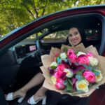 Veronika Danišová Instagram - Dnešné nečakané, ešte narodeninové, prekvapenie od @opel_cz 🎁🌹🍾 Dojalo, potešilo! Po skúšaní MOKKA mám naspäť moju čerevenú ASTRA❤️ je to už proste láska😉🤫 #nebesky #30 #spolupraca