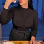 Veronika Danišová Instagram - Prvé varenie v provizórnej kuchyni! Sťahujeme sa a chcem vám ukázať že aj s jednoplatničkou navaríte chutné jedlá ako napr. MEGA jednoduché zemiakové placky, ktoré môžete plniť čím chcete (trhané mäso, zelí…) Recept: 4 stredné zemiaky 3PL zemiakový škrob 100g tučného syru (cheddar, gouda…) soľ, korenie olej na smaženie Dip: 200g zakysaná smotana Pažítka Soľ, korenie Zemiaky uvarte do mäkka, roztlačte vidličkou a zasypte škrobom, soľou a korením. Vytvarujte placku do ktorej zabalíte syr. Následne vymodelované placky smažíme pozvolna na oleji. Dip pripravíme zmiešaním smotany, soli, korenia a nakrájanej pažítky. #nebesky #recept #rychlorecept #foodcoma #varimenebesky #videorecepty