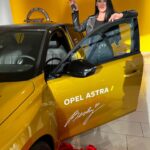 Veronika Danišová Instagram - ❤️…dojatie…ešte stále neverím, že budem jazdiť na tejto kráske… Ďakujem za skvelých ľudí v @opel_cz Ďakujem Vám, že ste mojim každodenným parťákom, že mi uľahčujete prácu a neustále presuny. Zlatá Astra #nebesky je splnený sen. Ďakujem!❤️💋 #nebesky #astra #opelcz #spoluprace