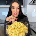 Veronika Danišová Instagram - Idem zazdieľať asi ten NAJNEPOTREBNEJŠÍ recept, pretože viem, že každý z vás má svoj vlastný😄😜!! No môžeme sa navzájom inšpirovať, mňa by napríklad veľmi zaujímalo čo do neho (ne)dávate práve vy??❤️ Ďaľšia krásna vec je navzájom si pomaháť a to môžete aj skrz zemiakový šalát😲 Pýtate sa ako? Čítajte dokonca…❤️ Môj recept na 🎄🥗 2kg zemiaky typu A @hellmanns_czsk delikátní majonéza 5 varených vajec 3 malé šalotky (nadrobno nasekané) 3 uvarenej mrkvy (na skus) 200g mrazeného hrášku (spariť) Kyslé uhorky Soľ, čierne korenie Zemiaky uvarte do mäkka v šupke. Po uvarení ich začnite šúpať a ešte teplé krájať na kúsky. Medzitým vajíčka uvaríme natvrdo, olúpeme a nakrájame na malé kúsky. Šalotku nakrájame nadrobno, hrášok sparíme, mrkvu nakrájame na kocky a povaríme tak aby bola stále na skus. Uhorky nakrájame nadrobno taktiež. Všetky komponenty okrem hrášku, začneme spájať s delikátní majonézou od @hellmanns_czsk a poriadne premiešame. Pridáme kus laku z uhoriek, osolíme a opepríme podľa preferecnie. Nakoniec jemne zamiešame hrášok. Ako pomôcť?☺️ Zdielajte fotku na story, na ktorej bude Hellmanns majonéza alebo váš výtvor z nej a označte profil @hellmanns_czsk Hellmanns vďaka tomu potom daruje zemiakový šalát na Vianoce rodičom a samoživiteľom😌 Zdieľať môžete napríklad aj túto fotku❤️ a majte hlavne krásny predvianočný čas🎄❤️🍴 #spoluprace #hellmanns #zemiakovysalat #Vianoce