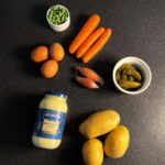 Veronika Danišová Instagram - Idem zazdieľať asi ten NAJNEPOTREBNEJŠÍ recept, pretože viem, že každý z vás má svoj vlastný😄😜!! No môžeme sa navzájom inšpirovať, mňa by napríklad veľmi zaujímalo čo do neho (ne)dávate práve vy??❤️ Ďaľšia krásna vec je navzájom si pomaháť a to môžete aj skrz zemiakový šalát😲 Pýtate sa ako? Čítajte dokonca…❤️ Môj recept na 🎄🥗 2kg zemiaky typu A @hellmanns_czsk delikátní majonéza 5 varených vajec 3 malé šalotky (nadrobno nasekané) 3 uvarenej mrkvy (na skus) 200g mrazeného hrášku (spariť) Kyslé uhorky Soľ, čierne korenie Zemiaky uvarte do mäkka v šupke. Po uvarení ich začnite šúpať a ešte teplé krájať na kúsky. Medzitým vajíčka uvaríme natvrdo, olúpeme a nakrájame na malé kúsky. Šalotku nakrájame nadrobno, hrášok sparíme, mrkvu nakrájame na kocky a povaríme tak aby bola stále na skus. Uhorky nakrájame nadrobno taktiež. Všetky komponenty okrem hrášku, začneme spájať s delikátní majonézou od @hellmanns_czsk a poriadne premiešame. Pridáme kus laku z uhoriek, osolíme a opepríme podľa preferecnie. Nakoniec jemne zamiešame hrášok. Ako pomôcť?☺️ Zdielajte fotku na story, na ktorej bude Hellmanns majonéza alebo váš výtvor z nej a označte profil @hellmanns_czsk Hellmanns vďaka tomu potom daruje zemiakový šalát na Vianoce rodičom a samoživiteľom😌 Zdieľať môžete napríklad aj túto fotku❤️ a majte hlavne krásny predvianočný čas🎄❤️🍴 #spoluprace #hellmanns #zemiakovysalat #Vianoce