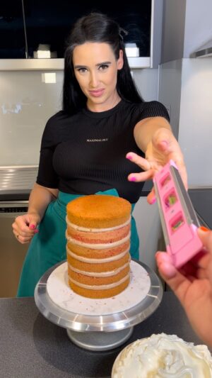 Veronika Danišová Instagram - Mám 30!🥳 Tak dort na to😎 Ďakujem za skvelých ľudí okolo mňa, ďakujem, že môžem budovať kariéru a mať prácu, ktorú milujem. Ďakujem za zdravie, moju rodinu a Adama. A ďakujem za vás, všetkých, ktorí ste tu, bez vás by to už proste nebolo ono!!❤️❤️Nikdy by som neverila, že do 30tky toho stihnem toľko, som vdačná a plná očakávania, čo prinesie ďaľšia dekáda❤️❤️ #nebesky #Besky30 A samozrejme dokonalé vybavenie na moju cukrársku prácu mám vždy z @dortisimo točny, stěrky, ozdoby, farby🌸 #bday #oslava #dort #reels #pecemenebesky #sladka #spolupraca
