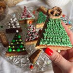 Veronika Danišová Instagram - Minule sme tu mali super odozvy na písané-statické recepty, tak skúsime ďaľší❤️ 🎄Kreatívne “cukroví” alebo nepečené STROMČEKY🎄…samozrejme ich môžete nakrájať aj ako malé stromčeky na jeden hryz🤤 Suroviny: 210g arašídové maslo hladké 100g praclíky (Mixit preclíky - perníkové koření) 140g vločky (Mixit creamy oats) 70g lieskové orechy (Mixit pražené líškové ořechy) 170g ryžový alebo kukuričný sirup alebo med 80g mletý hnedý cukor Postup: Cukor a sirup/med dáme spolu zahriať do hrnca a miešame až do úplného spojenia a jemného zabublania, následne pridáme arašídové maslo a všetko premiešame až do jednotnej hmoty. Praclíky rozmixujeme nahrubo a lieskové orechy nakrájame nahrubo. Vločky, orechy, praclíky spojíme a zalejeme rozohriatou tekutinou. Plech o veľkosti 20x20cm vystelieme pečiacim papierom a hmotu roztlačíme po celom obsahu plechu. Doporučujem pracovať v gumených rukaviciach. Pekne to zahladíme a dáme na chvíľku do chladničky cca 20min. Pripravíme polevu. Poleva: 180g čokoláda (70%) 100g arašidové maslo Všetko spolu rozohriať vo vodnej lázni a naliať na schladnutý základ. Následne vložiť do mrazáku na cca 25-30 min a krájať na trojuhelníky. POZOR nenechávajte to mraziť/chladiť príliš dlho, čokoláda by mohla praskať alebo by sa vám to potom porcovalo ohromne ťažko. Stačí zachladiť tak, aby bol vrch na dotyk pevný. Kresba: Klasická cukrová poleva 1 bielok 200g preosiaty práškový cukor cca 1PL citrónovej šťavy Všetko vymiešať šlahacím nástavcom do požadovanej tuhšej konzistencie, vložiť do sáčku a zdobiť. Zdobenie: praclíky @mix.it , cukrové guličky, sušené maliny @mix.it a čokoľvek čo vás napadne❤️ #nebesky #stromceky #pecemenebesky #sladkaspolupraca