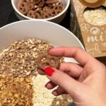 Veronika Danišová Instagram - Minule sme tu mali super odozvy na písané-statické recepty, tak skúsime ďaľší❤️ 🎄Kreatívne “cukroví” alebo nepečené STROMČEKY🎄…samozrejme ich môžete nakrájať aj ako malé stromčeky na jeden hryz🤤 Suroviny: 210g arašídové maslo hladké 100g praclíky (Mixit preclíky - perníkové koření) 140g vločky (Mixit creamy oats) 70g lieskové orechy (Mixit pražené líškové ořechy) 170g ryžový alebo kukuričný sirup alebo med 80g mletý hnedý cukor Postup: Cukor a sirup/med dáme spolu zahriať do hrnca a miešame až do úplného spojenia a jemného zabublania, následne pridáme arašídové maslo a všetko premiešame až do jednotnej hmoty. Praclíky rozmixujeme nahrubo a lieskové orechy nakrájame nahrubo. Vločky, orechy, praclíky spojíme a zalejeme rozohriatou tekutinou. Plech o veľkosti 20x20cm vystelieme pečiacim papierom a hmotu roztlačíme po celom obsahu plechu. Doporučujem pracovať v gumených rukaviciach. Pekne to zahladíme a dáme na chvíľku do chladničky cca 20min. Pripravíme polevu. Poleva: 180g čokoláda (70%) 100g arašidové maslo Všetko spolu rozohriať vo vodnej lázni a naliať na schladnutý základ. Následne vložiť do mrazáku na cca 25-30 min a krájať na trojuhelníky. POZOR nenechávajte to mraziť/chladiť príliš dlho, čokoláda by mohla praskať alebo by sa vám to potom porcovalo ohromne ťažko. Stačí zachladiť tak, aby bol vrch na dotyk pevný. Kresba: Klasická cukrová poleva 1 bielok 200g preosiaty práškový cukor cca 1PL citrónovej šťavy Všetko vymiešať šlahacím nástavcom do požadovanej tuhšej konzistencie, vložiť do sáčku a zdobiť. Zdobenie: praclíky @mix.it , cukrové guličky, sušené maliny @mix.it a čokoľvek čo vás napadne❤️ #nebesky #stromceky #pecemenebesky #sladkaspolupraca