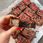 Veronika Danišová Instagram - Číta ešte vôbec niekto recepty pod fotkami? Mám pocit, že IG ovládli len REELS recepty🙈 Tak skúsme fotku📸 Ak sa vám recept👇🏻 páči, nezabudnite si ho uložiť a hodiť❤️ Recept je z mojej novej kuchařky Pečeme nebesky❤️ 🍫BEZLEPKOVÝ BROWNIE🍫 Kulatá forma o ø 20 cm 80 g másla pokojové teploty 230 g hořké čokolády 150 g cukru krupice 2 vejce v pokojové teplotě 40 g holandského kakaa 40 g kukuřičného škrobu Na posypání 50 g hořké čokolády Na ozdobu 80 g rozpuštěné čokolády hrst lyofilizovaných malin od @mix.it 1. Nejprve připravte formu na brownie a vyložte ji pečicím papírem, tak aby zakryl i okraje formy. Pokud se vám s papírem nepracuje dobře, zmačkejte ho do kuličky a znovu rozbalte. Bude poddajnější a tvárnější a už se vám s ním bude pracovat lépe. 2. Máslo a čokoládu dejte do nerezové misky a zahřejte ve vodní lázni − misku umístěte nad hrnec s horkou vodou tak, aby se nedotýkala vody, a míchejte tak dlouho, až suroviny změknou a spojí se v krém. Odstavte, přidejte do směsi cukr. Ručním šlehačem směs promíchejte a začněte postupně přimíchávat vyklepnutá vejce, následně kakao a škrob. Vymixujte tak, aby se směs důkladně spojila v konzistenci krému. 3. Krém přelijte do připravené formy a zarovnejte povrch stěrkou. Čokoládu posekejte nahrubo a nasypte rovnoměrně na povrch krému. Formu vložte do horkovzdušné trouby předehřáté na 180 °C a pečte 20−25 min. 4. Formu vyjměte z trouby a nechte zcela vystydnout. Poté zahřejte ve vodní lázni čokoládu. Jakmile je čoko povolená, zalijte ní povrch brownie a posypte rovnoměrně lyofilizovanými malinami. #nebesky #besky #brownie #recept #yum #pecemenebesky