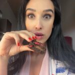 Veronika Danišová Instagram - Číta ešte vôbec niekto recepty pod fotkami? Mám pocit, že IG ovládli len REELS recepty🙈 Tak skúsme fotku📸 Ak sa vám recept👇🏻 páči, nezabudnite si ho uložiť a hodiť❤️ Recept je z mojej novej kuchařky Pečeme nebesky❤️ 🍫BEZLEPKOVÝ BROWNIE🍫 Kulatá forma o ø 20 cm 80 g másla pokojové teploty 230 g hořké čokolády 150 g cukru krupice 2 vejce v pokojové teplotě 40 g holandského kakaa 40 g kukuřičného škrobu Na posypání 50 g hořké čokolády Na ozdobu 80 g rozpuštěné čokolády hrst lyofilizovaných malin od @mix.it 1. Nejprve připravte formu na brownie a vyložte ji pečicím papírem, tak aby zakryl i okraje formy. Pokud se vám s papírem nepracuje dobře, zmačkejte ho do kuličky a znovu rozbalte. Bude poddajnější a tvárnější a už se vám s ním bude pracovat lépe. 2. Máslo a čokoládu dejte do nerezové misky a zahřejte ve vodní lázni − misku umístěte nad hrnec s horkou vodou tak, aby se nedotýkala vody, a míchejte tak dlouho, až suroviny změknou a spojí se v krém. Odstavte, přidejte do směsi cukr. Ručním šlehačem směs promíchejte a začněte postupně přimíchávat vyklepnutá vejce, následně kakao a škrob. Vymixujte tak, aby se směs důkladně spojila v konzistenci krému. 3. Krém přelijte do připravené formy a zarovnejte povrch stěrkou. Čokoládu posekejte nahrubo a nasypte rovnoměrně na povrch krému. Formu vložte do horkovzdušné trouby předehřáté na 180 °C a pečte 20−25 min. 4. Formu vyjměte z trouby a nechte zcela vystydnout. Poté zahřejte ve vodní lázni čokoládu. Jakmile je čoko povolená, zalijte ní povrch brownie a posypte rovnoměrně lyofilizovanými malinami. #nebesky #besky #brownie #recept #yum #pecemenebesky