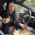 Veronika Danišová Instagram - Tak mi napíšte, čo vy a jedlo v aute? Ja som to dlho neznášala ale pri mojom životnom štýle je to veľakrát jediné miesto, kde sa stíham najesť😁 …no ale stále preferujem jedlá z ktorých nie sú omrvinky! Haha toto je napríklad #onigirazu - sushi sendvič 🍙 #nebesky @opel_cz #spolupraca