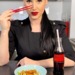 Veronika Danišová Instagram - Najobľúbenejšie jedlo! Môj recept na kúzlo a.k.a. kung pao🥢 S týmto rýchloreceptom ohúrite za spoločným stolom každého, poďte ho skúsiť aj vy😜#Recipeformagic Recept: 500 g kuracích stehien 1 lyžička sódy bikarbóny 2 lyžice kukuričného škrobu 1 lyžica vody 1-2 chilli papričky 2 červené papriky 4 lyžice slnečnicového oleja 80 g arašídů Soľ Jarná cibulka Na omáčku: 4 cm zázvoru 2 cesnaky 1 lyžice ryžového octa 50 ml vody 2 lyžice sójovej omáčky 3 lyžice ryžového vína 1 lyžička drteného korenia 1 lyžica cukru 1. Kuracie stehna nakrájajte na kúsky, dajte do misky, osolte, zasypte sódou, kukuričným škrobom, pridajte vodu, premiešajte a nechajte v chladničke 20min. 2. Pripravte omáčku, zázvor a cesnak nastrúhajte. V misce spojte ryžový ocot, vodu, sójovku, ryžové víno, korenie, cukor a zázvor s cesnakom. Zamiešajte. 3. Chilli papričky nakrájajte nadrobno, a na rozpálenej panvici s olejom chvíľu orestujte a vyberte ich preč. Na ochutenom oleji začnite opekať kúsky kuracích stehien do zlata. Pridajte nakrájanú papriku, arašídy a zalejte to všetko pripravenou omáčkou. Redukujte do požadovanej konzistencie, ja preferujem viac vyredukovanú omáčku, ktorá je na oko “lepivá”. 4. Podávame s ryžou, ktorú pripravíme podľa návodu, ja som použila basmati. Kung pao posypeme nakrájanou jarnou cibulkou. Dobrú chuť a nazdravie! #receptnakuzlo #spoluprace @cocacola @cocacolaczsk