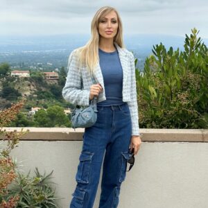 Veronika Mindal Instagram - A little bit of the cloudy  view of Hollywood Hills after Sunday ceremony at Bel Air Presbyterian church ⛪️ 
.
.
.
Bag @balenciaga 
Jeans @shopakira 
Top @zara 
Jacket @nordstrom