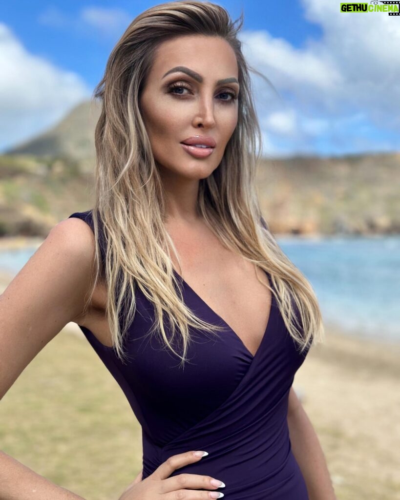 Veronika Mindal Instagram - My second time visiting Hanauma Bay laguna which is formed within a volcanic cone, conservation of the reef and many beautiful types of fish that live there. Native Hawaiians have been enjoying life on the bay for thousands of years. Hanauma Bay has long been part of their history. The bay was historically an excellent area for fishing.Now it is preservation and snorkeling area. Definitely recommend to visit. . . . Swimwear #vincentcamuto . . . . . #actress #model #maturemodel #singer #songwriter #Hollywood #LosAngeles #NewYork #Paris #Milan #Ukraine #talent #artist #Instagram #Instastyle #tattooedgirl #Insta #vogue #style #outfit #fashioninspiration #fashion #design #fashiondesign #veronikamindal