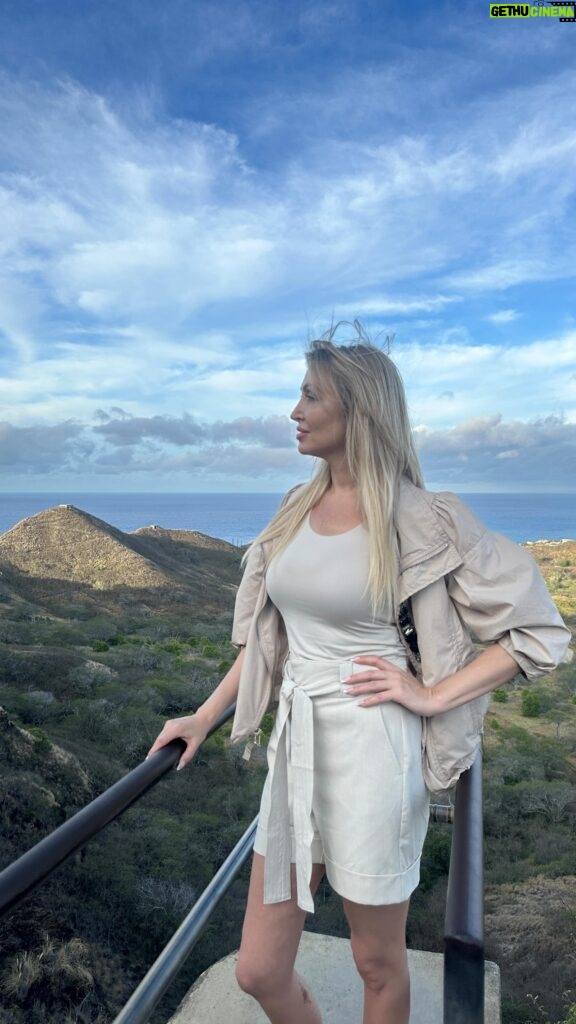 Veronika Mindal Instagram - Observing nature look like it’s one of the important thing that make me happy. Diamond Head is a volcanic tuff cone on the Hawaiian island of Oʻahu one of them. . . . . #traveling #Hawaii #Diamondhead #indianajones #gypsysoul