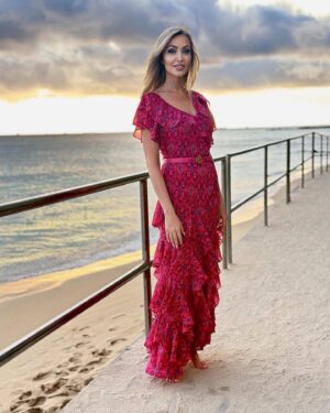 Veronika Mindal Instagram - Nature can make real-life seem like it is a world away, and it is an excellent antidote to daily life that can put your worries into perspective. 
.
.
.
Dress, belt #ralphlauren 
.
.
.
.
.
#actress #model #maturemodel #singer #songwriter #Hollywood #LosAngeles #NewYork #Paris #Milan #Ukraine #talent #artist #Instagram #Instastyle #tattooedgirl #Insta #vogue #style #outfit #fashioninspiration #fashion #design #fashiondesign  #veronikamindal