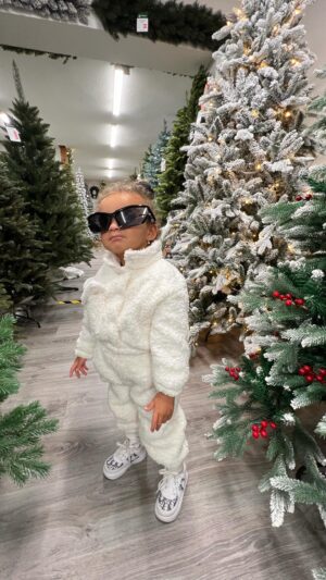 Veronika Nízlová Instagram - Kedze su Vianoce takmer za dverami a chyba vam vianocny stromcek, urcite navstivte kamennu predajnu @svetstromcekov.sk v Bosanoch🎄🎄🎄My sme si vybrali 3D Smrek kralovsky a 3D Jedlu kaukazsku, maju naozaj obrovsky vyber stromcekov, dokonca sme si vybrali aj vone na stromcek! Na stranke www.svetstromcekov.sk prave prebieha predvianocny predaj, tak sa poponahlajte!🎁❄️ #vianocnystromcek#svetstromcekov
