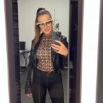 Veronika Nízlová Instagram - Vedeli ste, že očami vnímame až 80% celého sveta a tak sú najdôležitejším vnemovým orgánom, ktorý máme? 👀Optika @duos_official disponuje najmodernejším centračným systémom, ktorý umožňuje precízne zameranie individuálnych parametrov tváre a dioptrického rámu, čo zabezpečí dokonalé estetické aj optické prevedenie dioptrických skiel. Výhodou individualizovaných dioptrických skiel sú: 👁️1. estetika- schopnosť vyhotoviť tenšie dioptrické sklá a presne kopírujúci tvar rámu. 👁️2. optické vlastnosti- zabezpečujú vysokú kvalitu zobrazovacích vlastností produktu po celej ploche skla a eliminuje skreslenia. 👁️3. adaptácia- sklá na mieru zabezpečujú rýchlejší a pohodlnejší návyk na nový produkt a dioptrie.