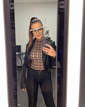 Veronika Nízlová Instagram - Vedeli ste, že očami vnímame až 80% celého sveta a tak sú najdôležitejším vnemovým orgánom, ktorý máme? 👀Optika @duos_official disponuje najmodernejším centračným systémom, ktorý umožňuje precízne zameranie individuálnych parametrov tváre a dioptrického rámu, čo zabezpečí dokonalé estetické aj optické prevedenie dioptrických skiel. Výhodou individualizovaných dioptrických skiel sú: 

👁️1. estetika- schopnosť vyhotoviť tenšie dioptrické sklá a presne kopírujúci tvar rámu.
👁️2. optické vlastnosti- zabezpečujú vysokú kvalitu zobrazovacích vlastností produktu po celej ploche skla a eliminuje skreslenia.
👁️3. adaptácia- sklá na mieru zabezpečujú rýchlejší a pohodlnejší návyk na nový produkt a dioptrie.
